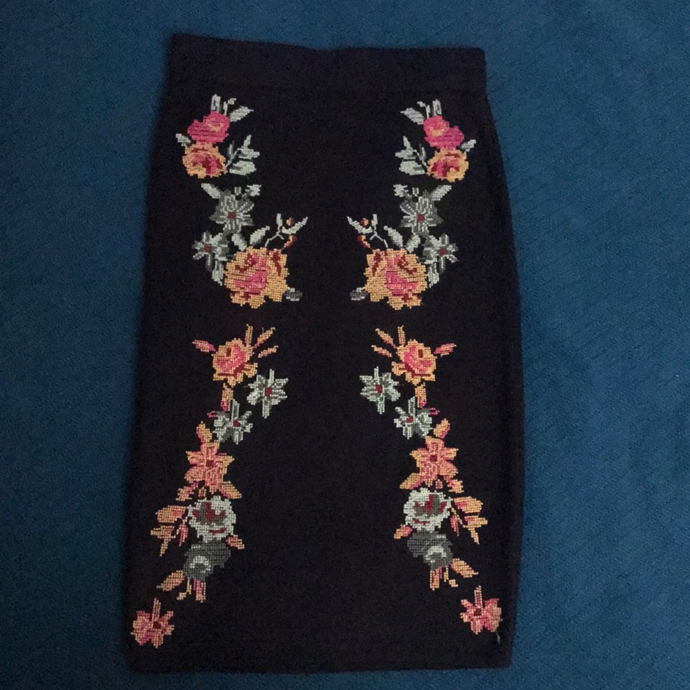 Floral embroidered pencil skirt